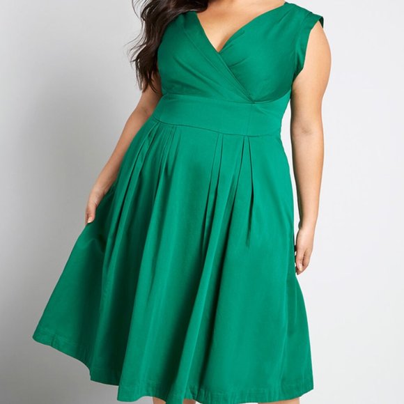 Emily and Fin - Keener Postures Dress, Emerald - Picture 1 of 13